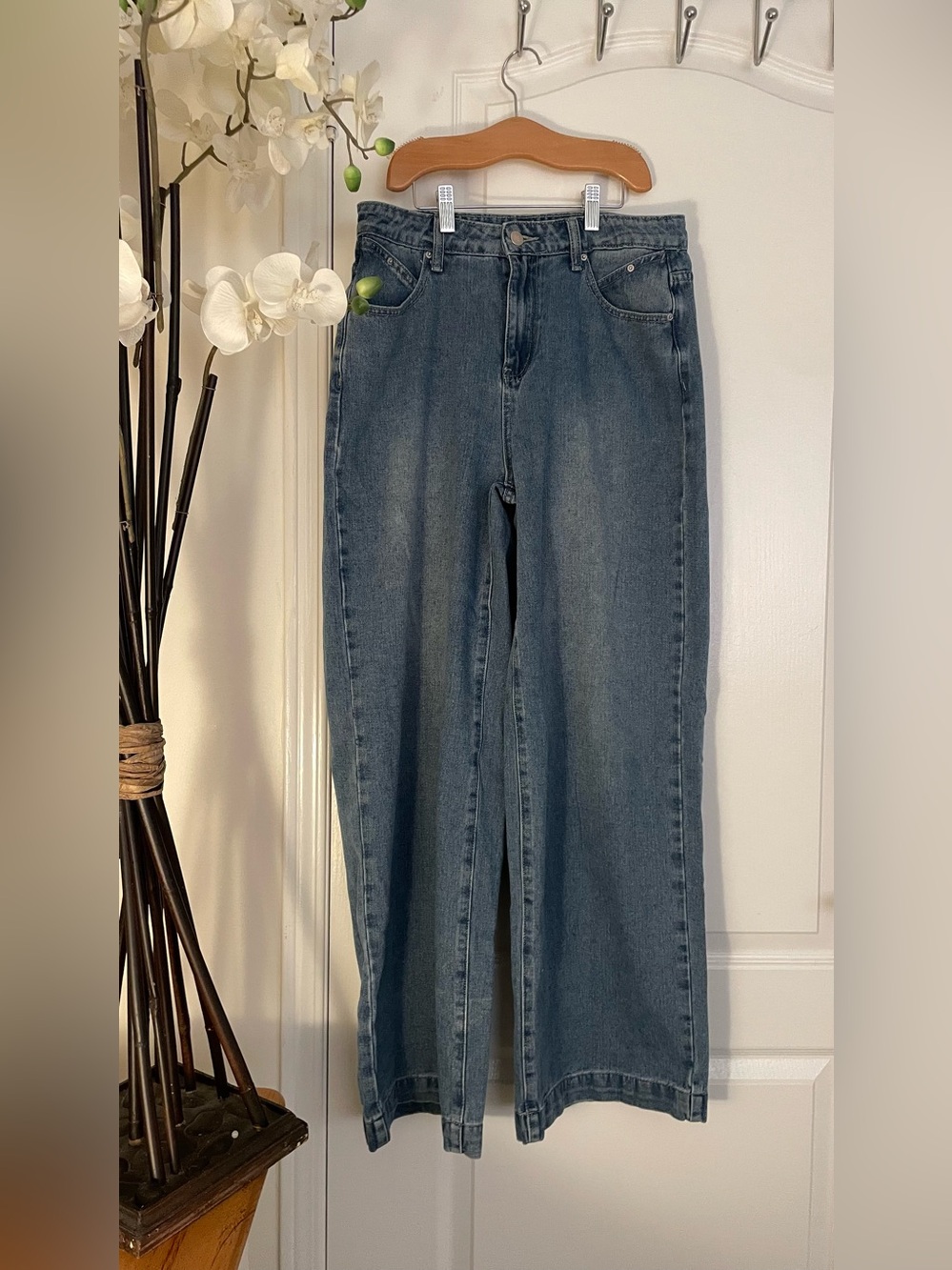Blue wide-leg baggy jeans
